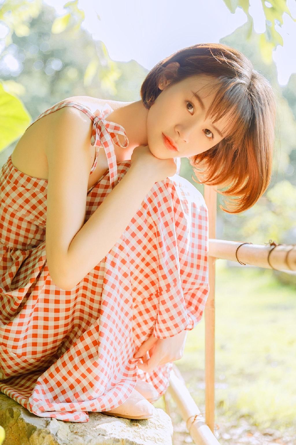 低胸吊带丰满美女性感清新写真