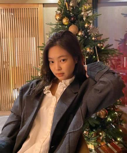  「不失」jennie百变造型曝光，西装外套搭小吊带，简约时尚不失气场
