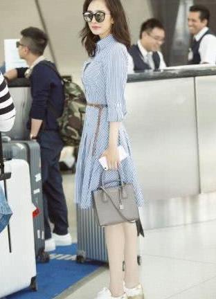 杨幂真牛！这个短的牛仔短裤也穿出门，网友：小糯米看到会怎么想