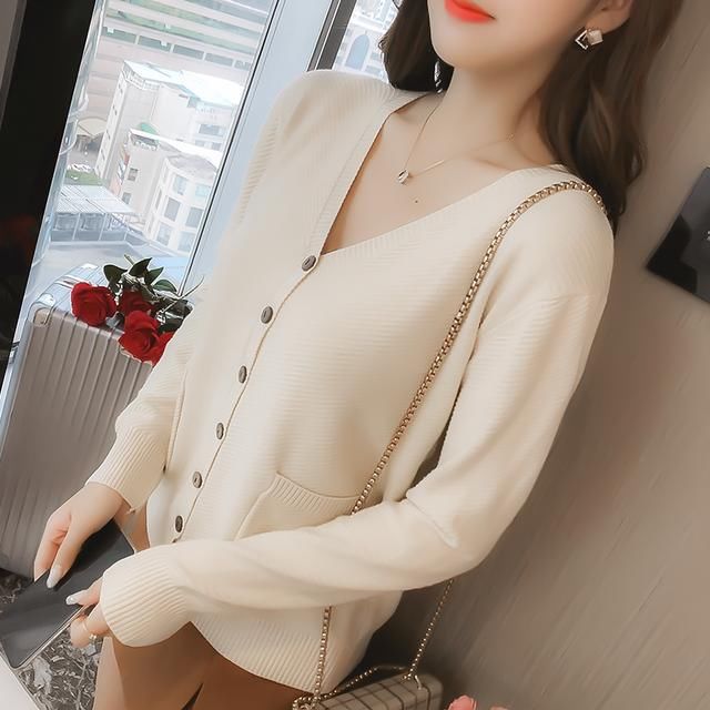 70后女人别穿太俏，大气优雅的针织衫才是主流，显高贵显气质