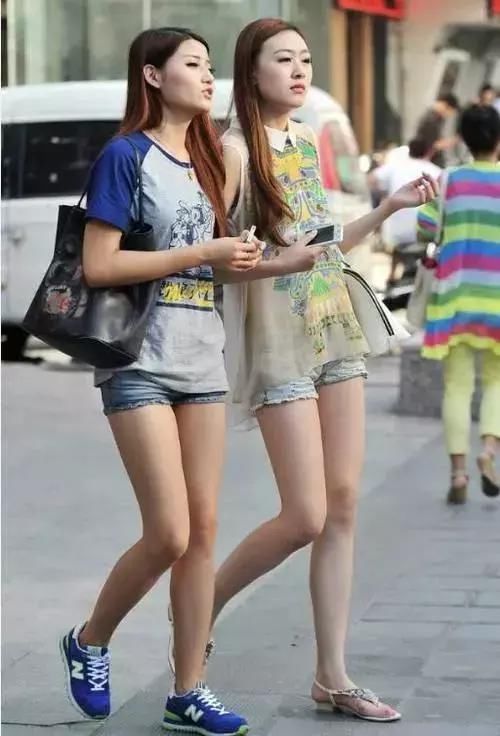 路人街拍:穿着吊带的连衣裙，勾勒出曼妙的身姿，非常的美丽动人