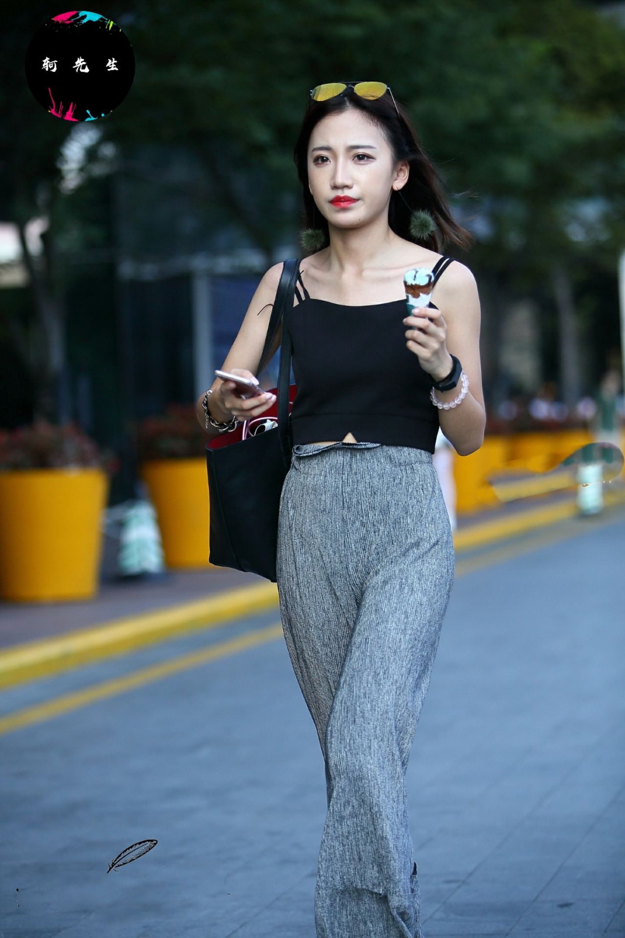 街拍“图二美女的衣品你赞同吗，你允许老婆这样穿吗?”