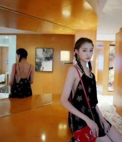 关晓彤微博秒删，原来是P图过度，网友：镜子里的真相都看到了