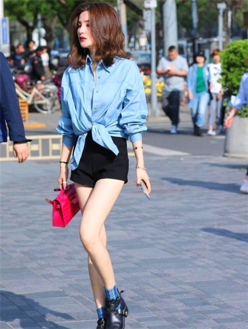 紧身:街拍:美若天仙的小姐姐,黑色吊带+紧身短裤,温婉可人