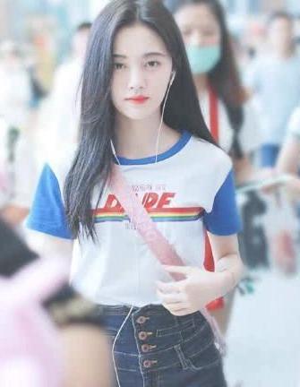 鞠婧祎机场街拍秀美腿，裤子太紧三角区被勒出形状，网友：尴尬了