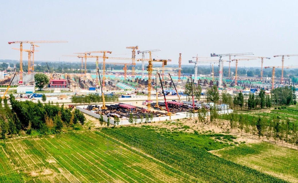 雄安新区:京雄城际铁路雄安站开工一年半，高空航拍工地如线路板