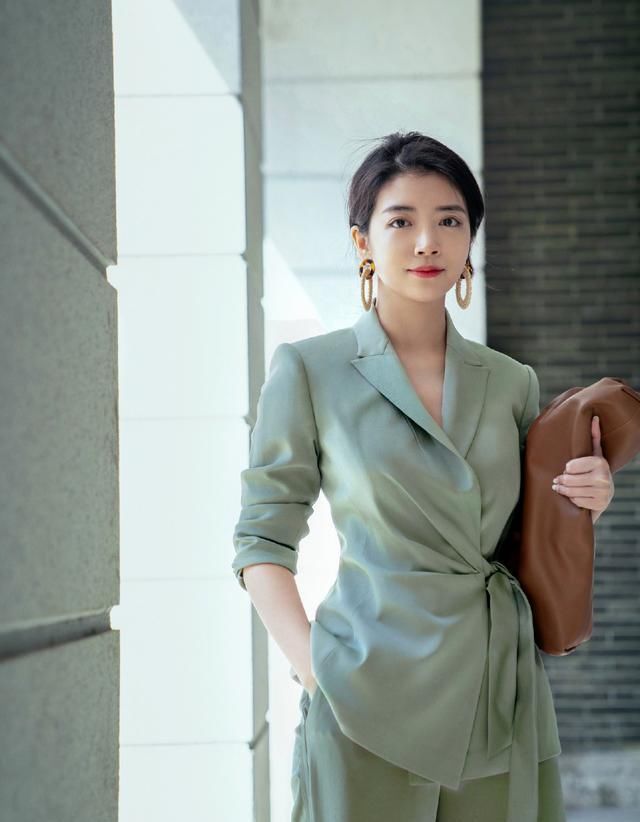  [基础款]三木的春装太有质感，抹胸内衣搭配格纹外套和直筒裤，甜美又自然