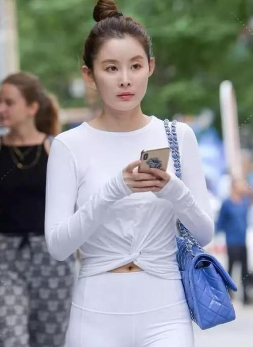  气质@街拍：面带微笑的美女，一条白色的连衣裙，时尚气质女神范