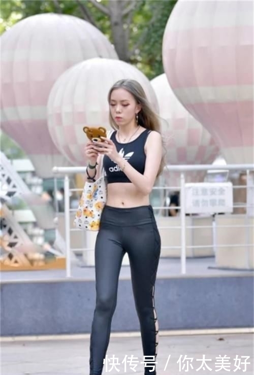  [小姐姐]别再只知道穿牛仔裤了！今年最流行瑜伽裤，完美勾勒好身材