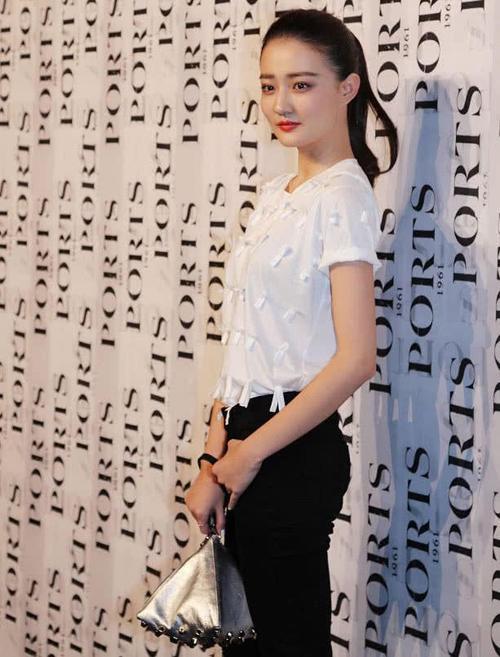 徐璐真会玩，把一个帐篷提在手上，网友：此包必火！