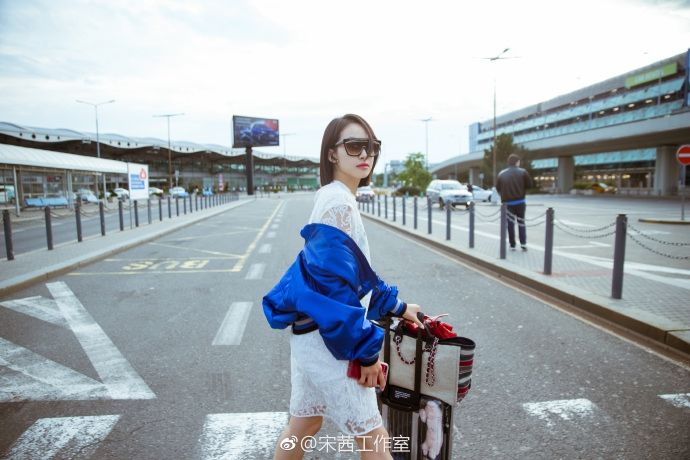 宋茜回眸甜笑秀长腿，白色蕾丝连衣裙仙气十足网友:羡慕身材好好