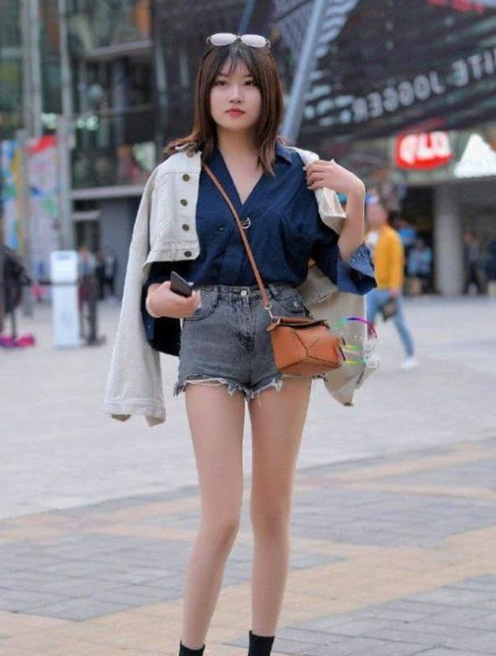 「休闲裤」街拍:温雯尔雅的美女,一件枣红色的上衣配灰色休闲裤,气质十足