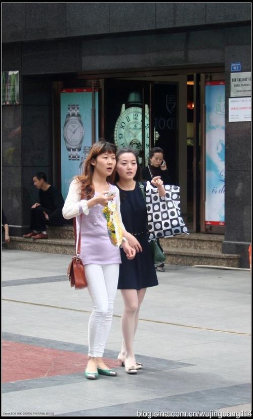 街拍:早春成都春熙路的时尚男女(图)