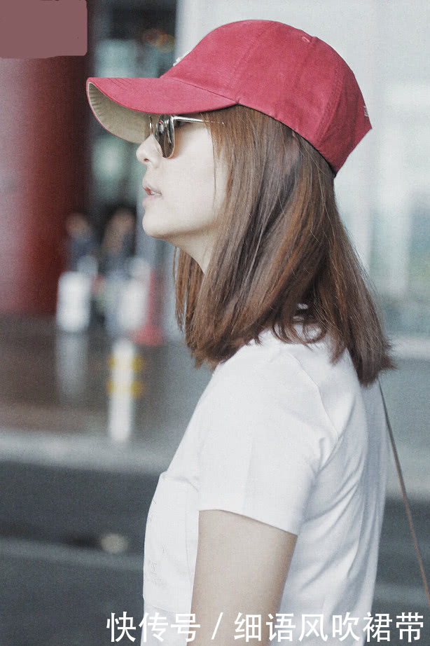 林心如素颜现身机场,一身衣服平淡无奇,手上的首饰与金表亮瞎眼