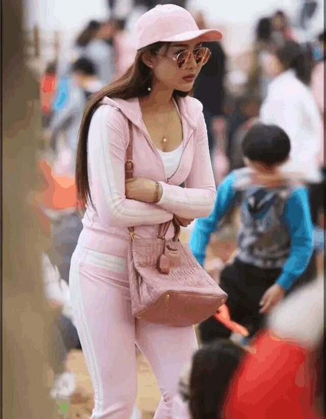 素人街拍，裙装飘飘显现迷人身姿，图三女生背影太完美了