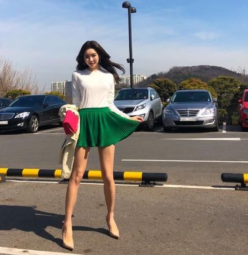 路人街拍，小姐姐穿了一双裸色的高跟鞋，一颦一笑动人心魄