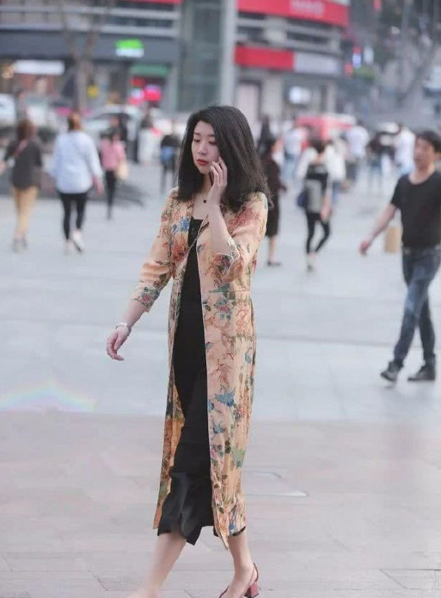  看起来■路人街拍,美女黑色的背心搭配柔美的白色裙子,亲和力十足
