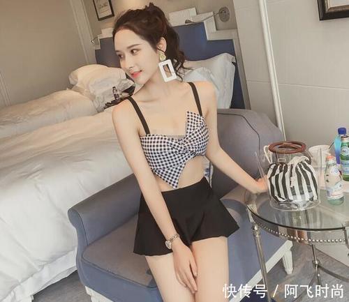 夏末！清纯的小姐姐身穿泳衣！展现出了性感的身姿！