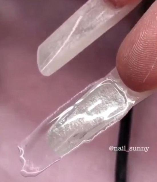 俄美甲店老板设计活蚂蚁水晶美甲 网友:分明是虐待