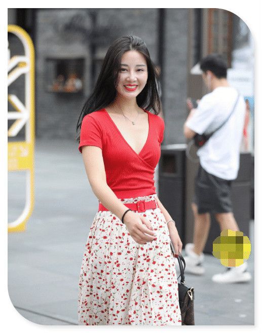  [显得]笑眼盈盈的阿姨, 穿上碎花裙真贤惠, 显得大方又得体吧?