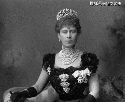  『珠宝首饰』她是世上珠宝最多的王后，一颗珍珠值2亿，让英国女王都眼红不已
