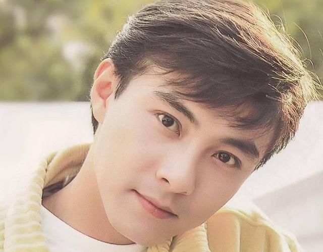 张卫健给粉丝送自拍福利，却是因为造谣者，老实说你是不是美颜了