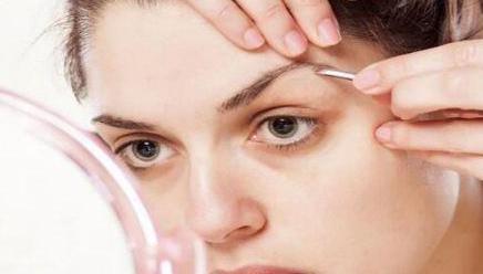 女性再怎么爱美，这4个部位的“毛”不要随便拔，特别是第2种