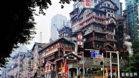 重庆洪崖洞被外地人“疯狂打卡”,本地人为何却表示不敢去呢?