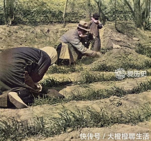  『焚烧纸钱』民国时清明扫墓的上色彩照：趴在亲人坟头哭诉 割舍不了的思念