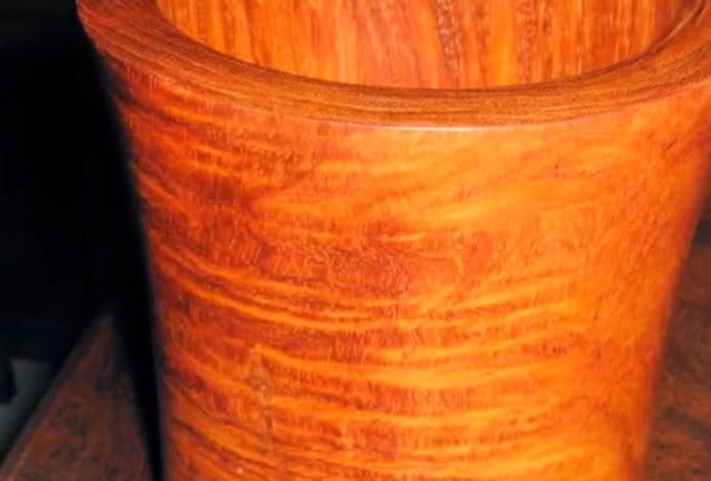 农村一种难得一见的树木，被人当成柴火烧了，殊不知比紫檀珍贵