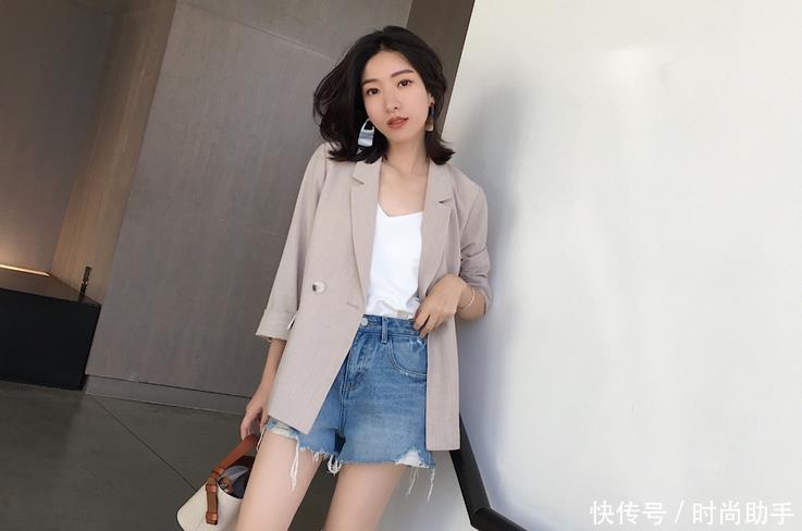 气质满满的牛仔裤美女，摇曳身姿，尽显女性风采