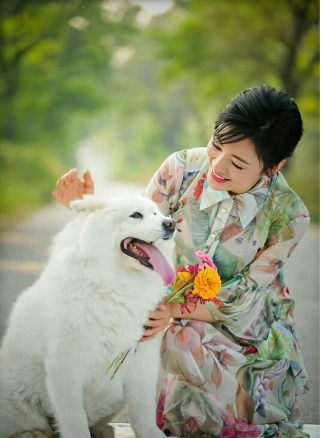  #碎花#著名主持人周涛少女感十足，雪纺材质的碎花连衣裙，优雅知性