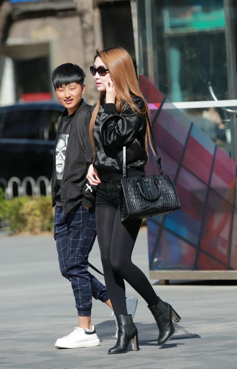 街拍：非常时尚性感的美女小姐姐，一旁小伙子的眼神亮了