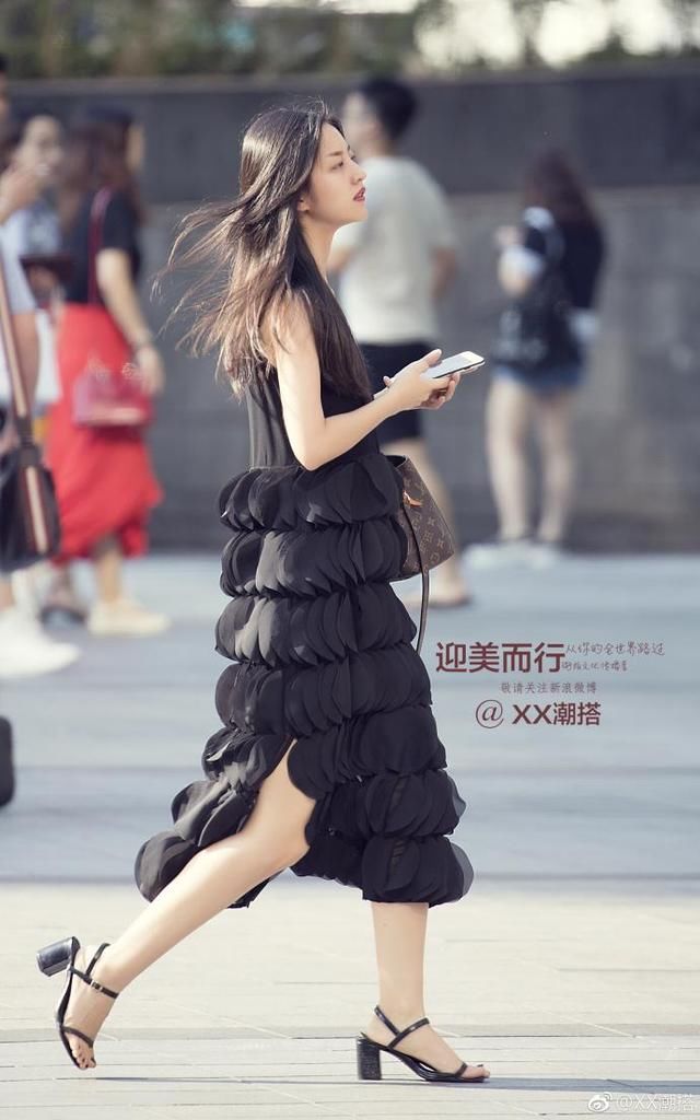 街拍:身穿性感露背吊带鱼尾裙的美女,木底高跟鞋太吸引眼球