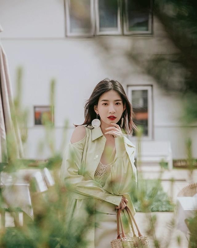 『时髦』春节穿什么裤子好?一条时髦的背带裤搭配,穿上年轻好几岁