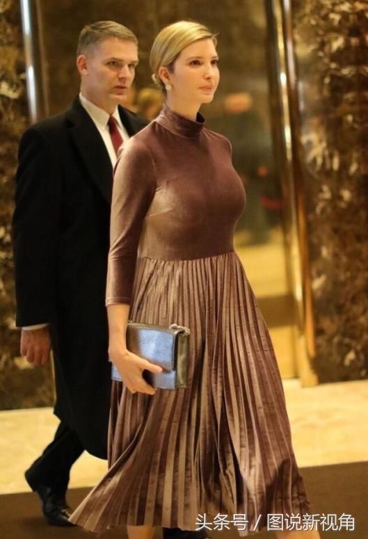 三胎母亲伊万卡半身照:紧身连衣裙显身材，气质迷人不敢凝视