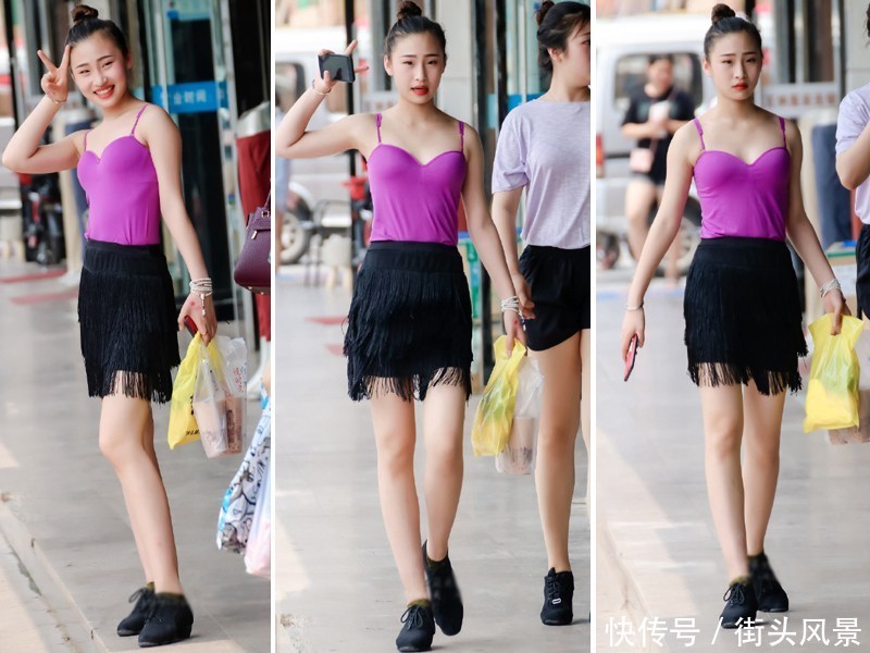 身穿紫色吊带装的小清新妹子，做剪刀手、笑容甜美好活泼！