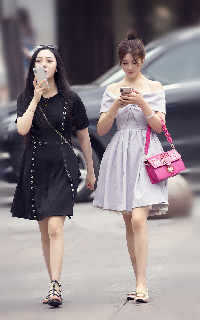 街拍：浓妆出街的小姐姐，让她们更有成熟韵味