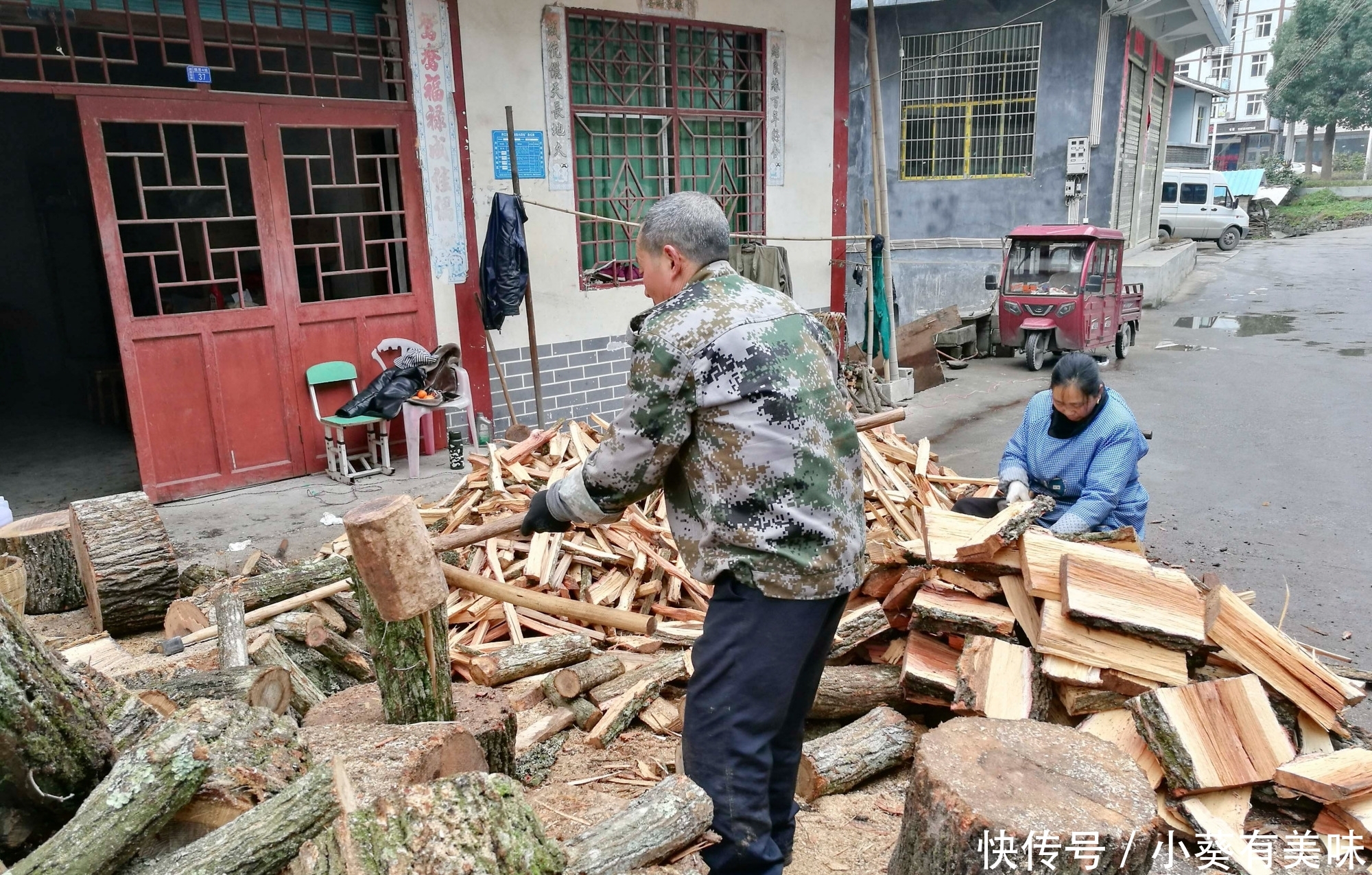  [每家]青杠树当柴火，每吨400元，农家乐老板争相购买，每家都有