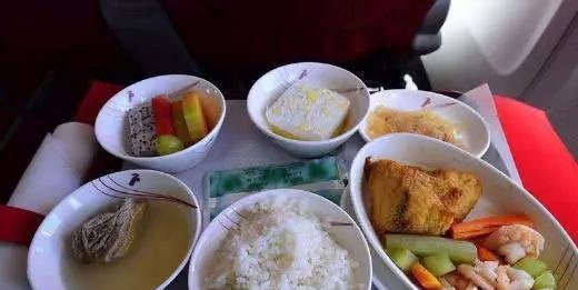 川航“喂猪式”的飞机餐，吃到系不上安全带，乘客拒绝不了