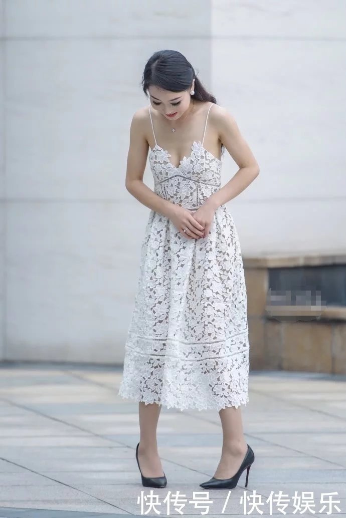 性感小姐姐，白色连衣裙显得格外年轻，有着动人的身材像魔鬼一样