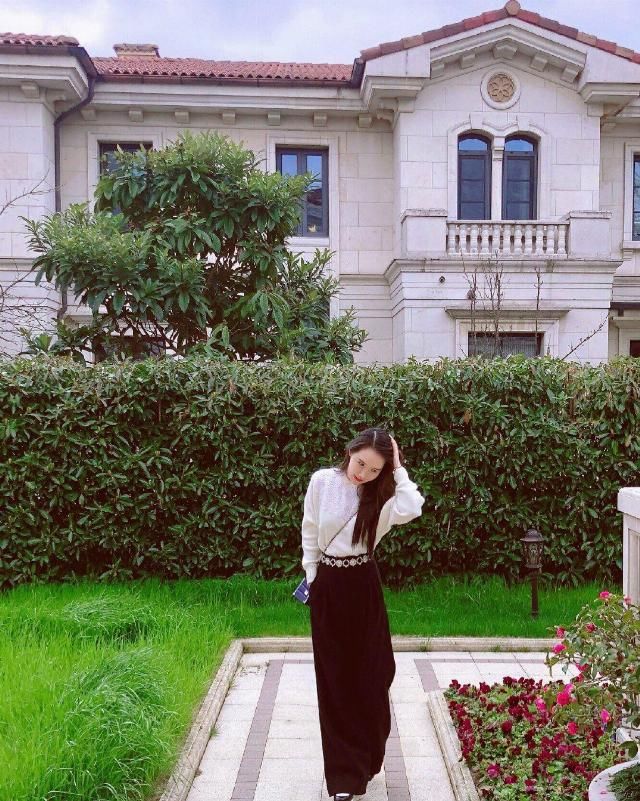  『奔四』奔四女性“装嫩”穿衣搭配，个性时尚又显年轻，时尚潮流精美又有女人气质