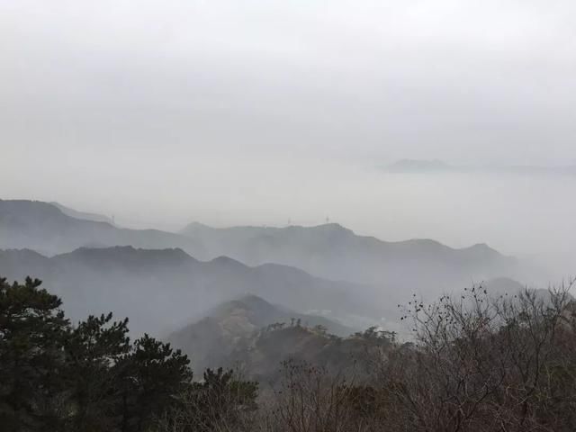 冬日纷纷的雨，悠远寂静的山！