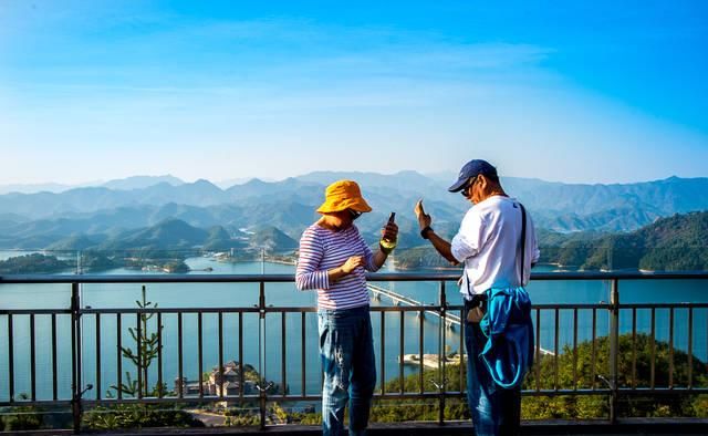 地球上最干净的湖泊，水舀起来就能喝，比3000个杭州西湖还要大