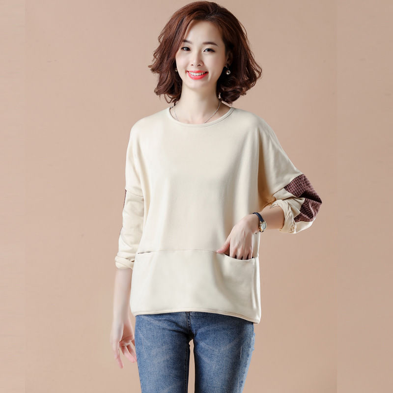 52岁妈妈不爱穿裙子，只钟爱这棉麻小衫，毕竟洋气高贵又减龄