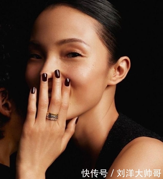  『皮衣』不输刘雯的31岁国模，雎晓雯亮相时装周，修身皮衣上演“女杀手”