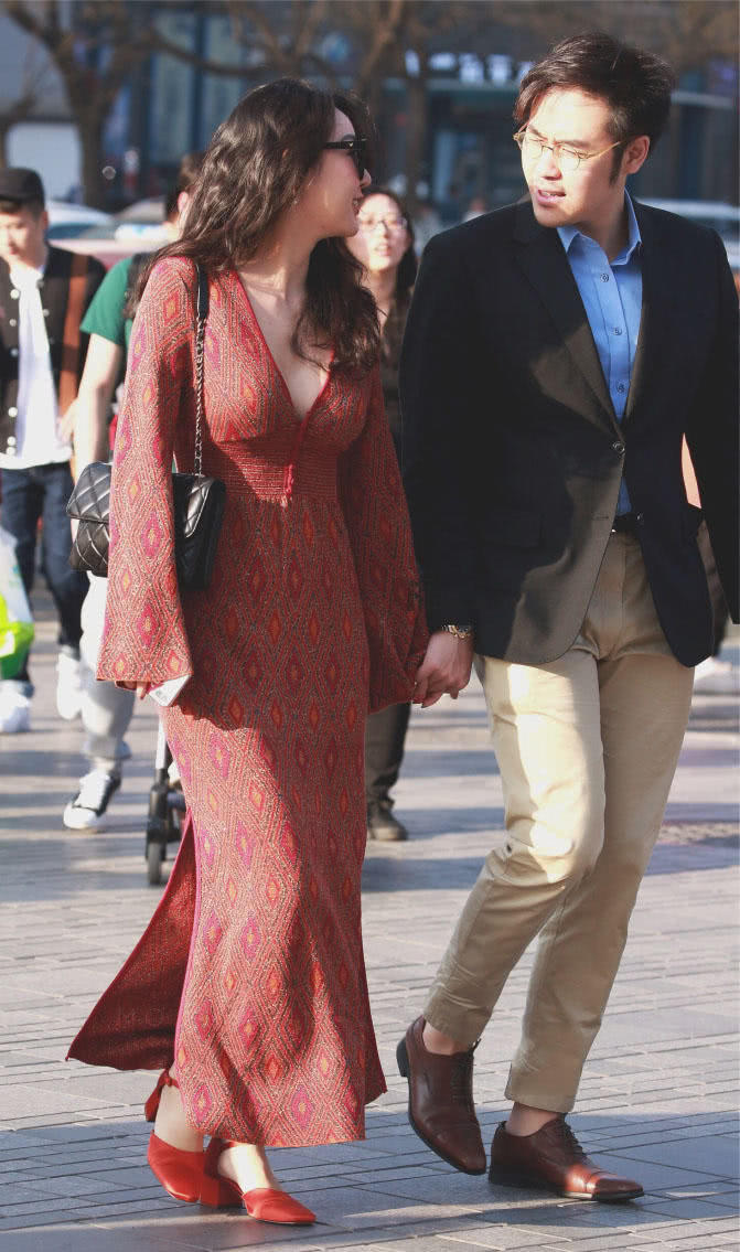 成熟御姐深V连衣裙裹出完美曲线，依偎在男友身上路人表示很嫉妒