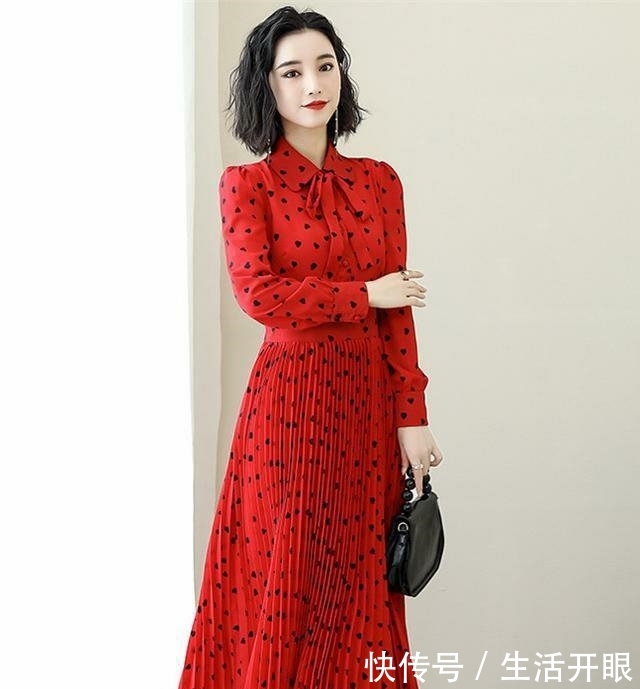 『女人』女人早秋这样穿:过膝秋裙+高跟鞋,时髦显气质,快来看看吧
