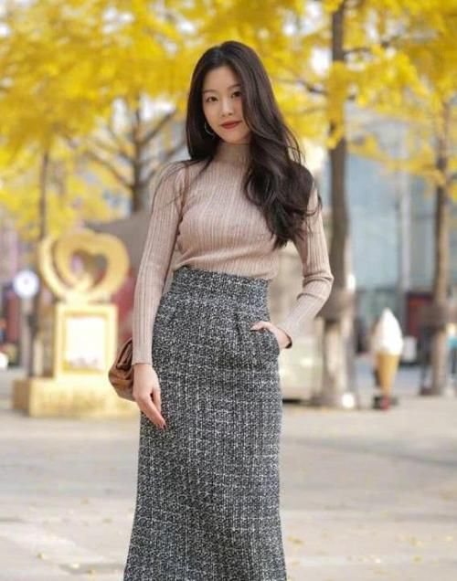  【搭配】街拍：沉鱼落雁的美女，一件白色上衣配黑色短裤，时尚青春靓丽美