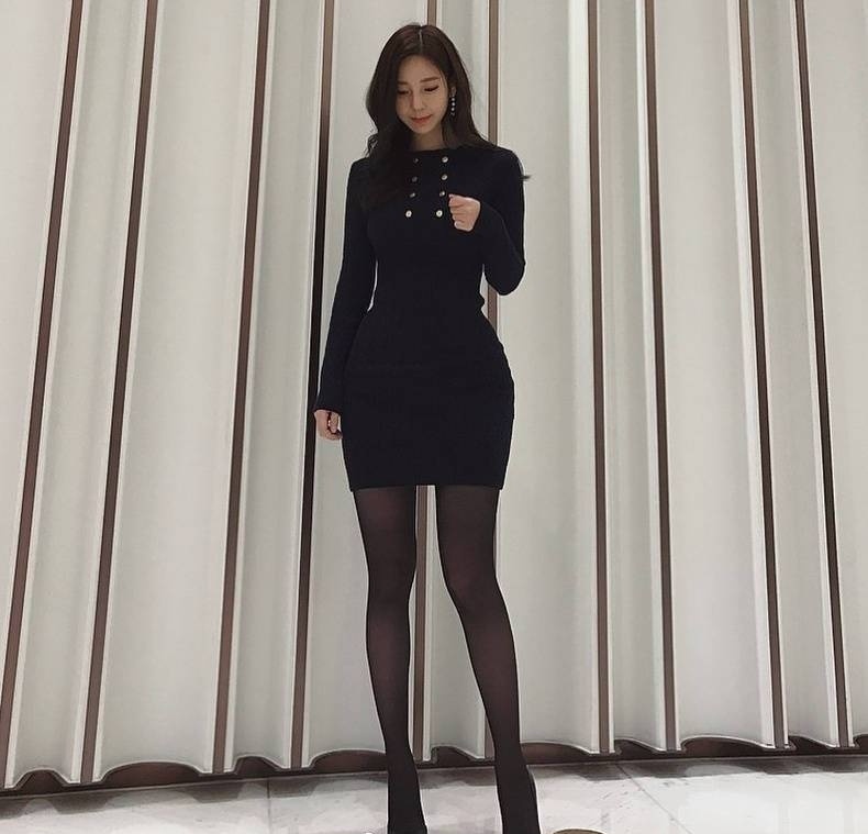 蜂腰大长腿，紧身牛仔裤尽显身材凹凸有致的曲线